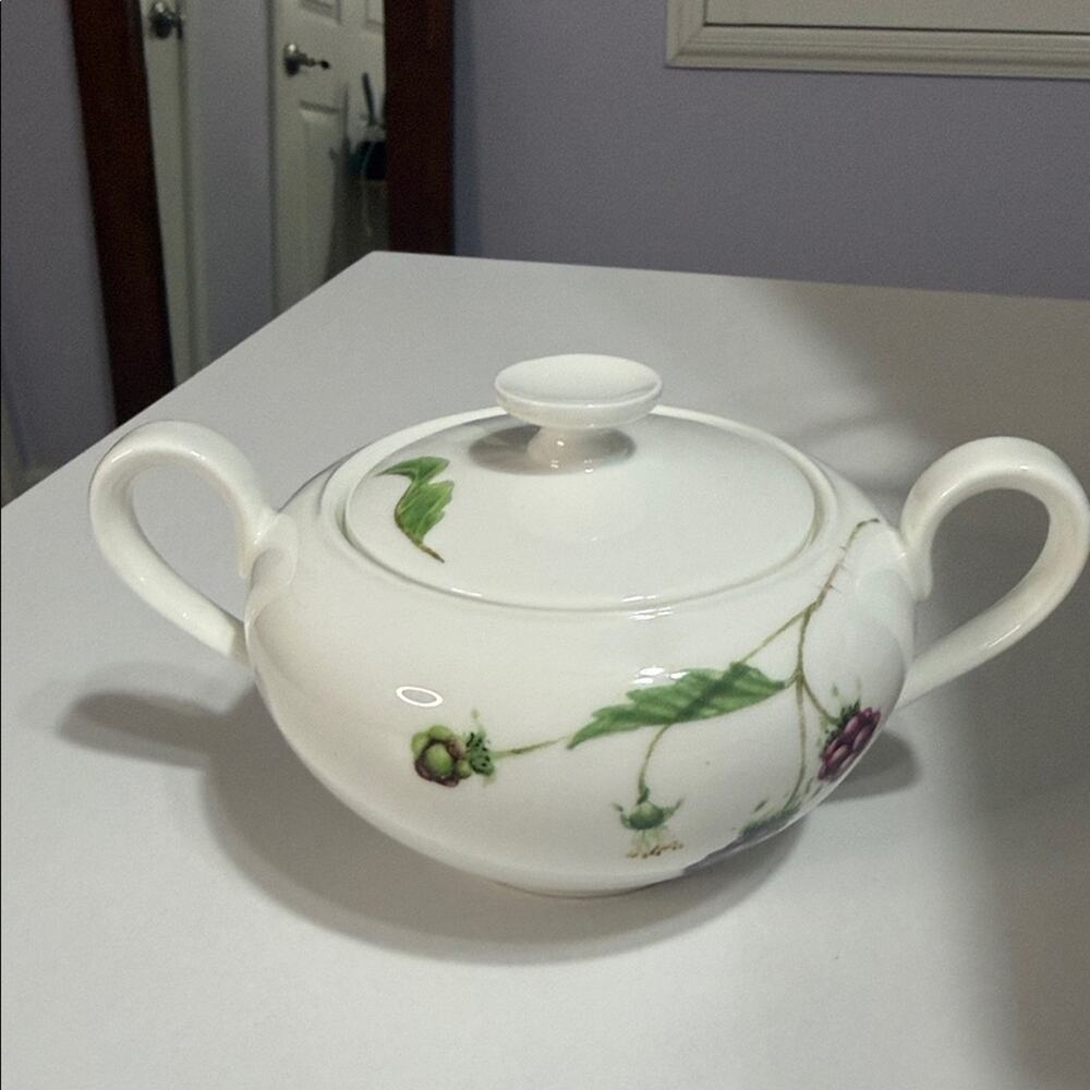 Villeroy & Boch Wildberries White Bone China Sugar Bowl with Lid